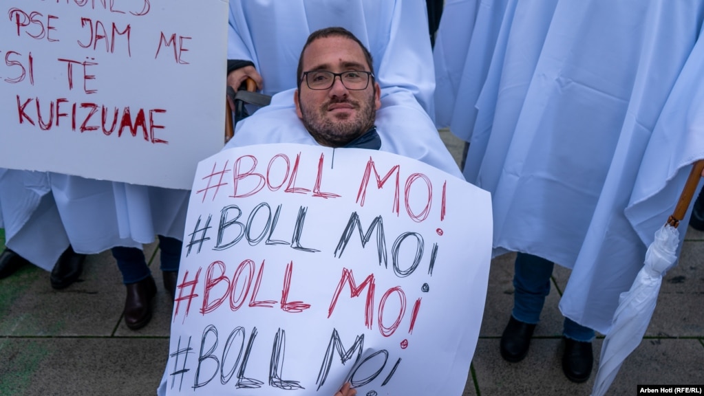 Një pjesëmarrës në protestë duke mbajtur një pankartë me mbishkrime &quot;Boll ma&quot;.&nbsp;