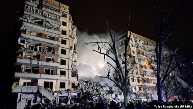Багатоквартирний будинок, в який влучила російська ракета. Дніпро, 14 січня 2023 року