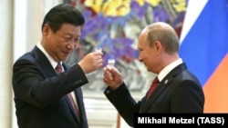 Председатель КНР Си Цзиньпин (слева) и президент России Владимир Путин 21 мая 2014 г. 