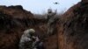 Az ukrán hadsereg 58. független motorizált gyalogsági dandárjának két katonája – aki Ghost és Soap fedőnévre hallgat – próbarepülésre engedi drónját