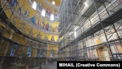 Mozaikok a templom belsejében. A fotó 2021 novemberében készült