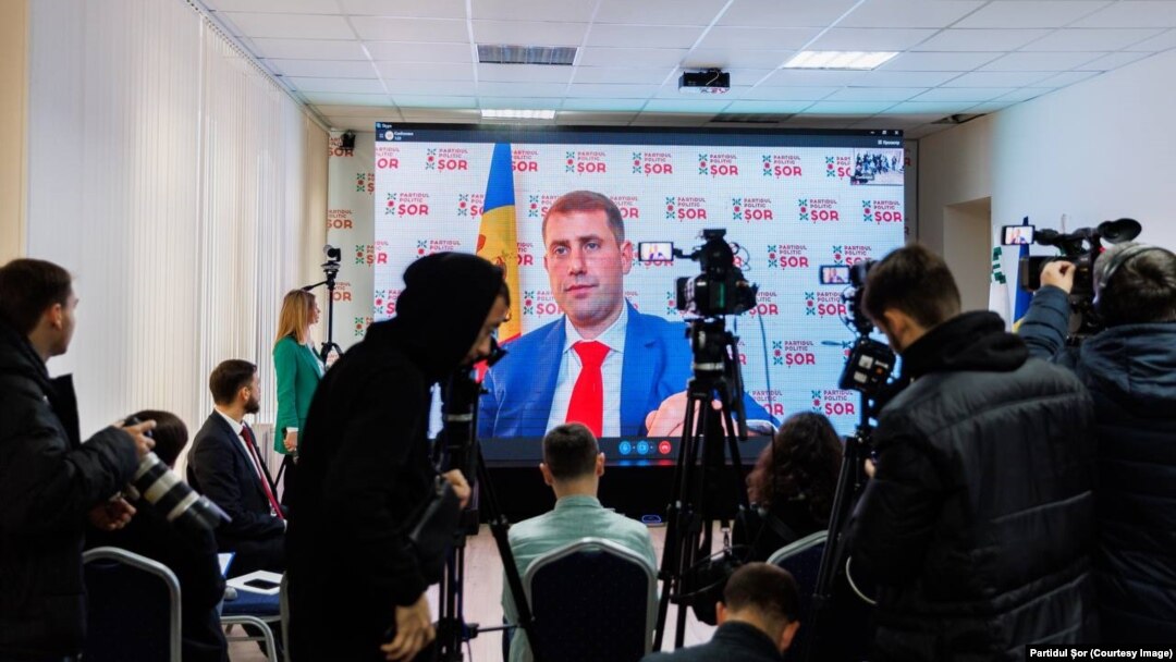 Concesiunea, făcută în 2013, a predat controlul asupra Aeroportului Internațional Chișinău pentru un mandat de 49 de ani unei companii asociate cu politicianul și omul de afaceri Ilan Șor (foto) care a fugit din Moldova în 2019 după alegerea președintei pro-occidental Maia Sandu.