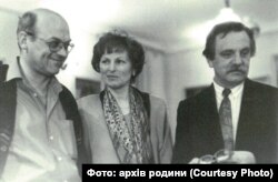 Іван Гвать (ліворуч) на зустрічі лемків у Києві, 28 квітня 1997 року
