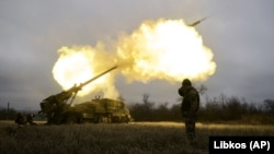 Українські військові ведуть вогонь із самохідної гаубиці французького виробництва CAESAR по російських позиціях поблизу Авдіївки Донецької області, 26 грудня 2022 року