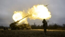 Украинские военные стреляют из самоходной гаубицы CAESAR по российским позициям близ Авдеевки, Донецкая область, 26 декабря 2022 года