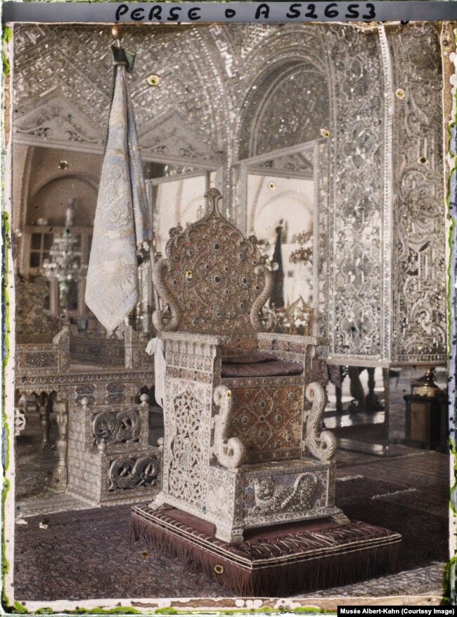 Froni Naderi i Iranit u fotografua në Pallatin Golestan në Teheran në vitin 1927. Froni i veshur me xhevahire është i vjetër rreth 300 vjet dhe është përdorur për herë të fundit gjatë kurorëzimit të Shah Mohammad Reza Pahlavit në vitin 1967. Aktualisht është në mbrojtje.