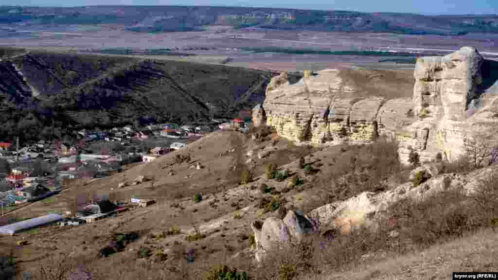 Вапнякові скелі над селом &ndash; це, по суті, західний стрімкий край характерної для Другої гряди Кримських гір невисокої яйли