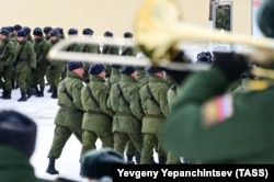 Российские военнослужащие во время мероприятий по случаю окончания курса подготовки мобилизованных