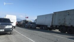 «Սպասում ենք բացվի, որ սնունդը տեղ հասցնենք». հարյուրավոր արցախցիներ սպասում են ճանապարհի բացվելուն 