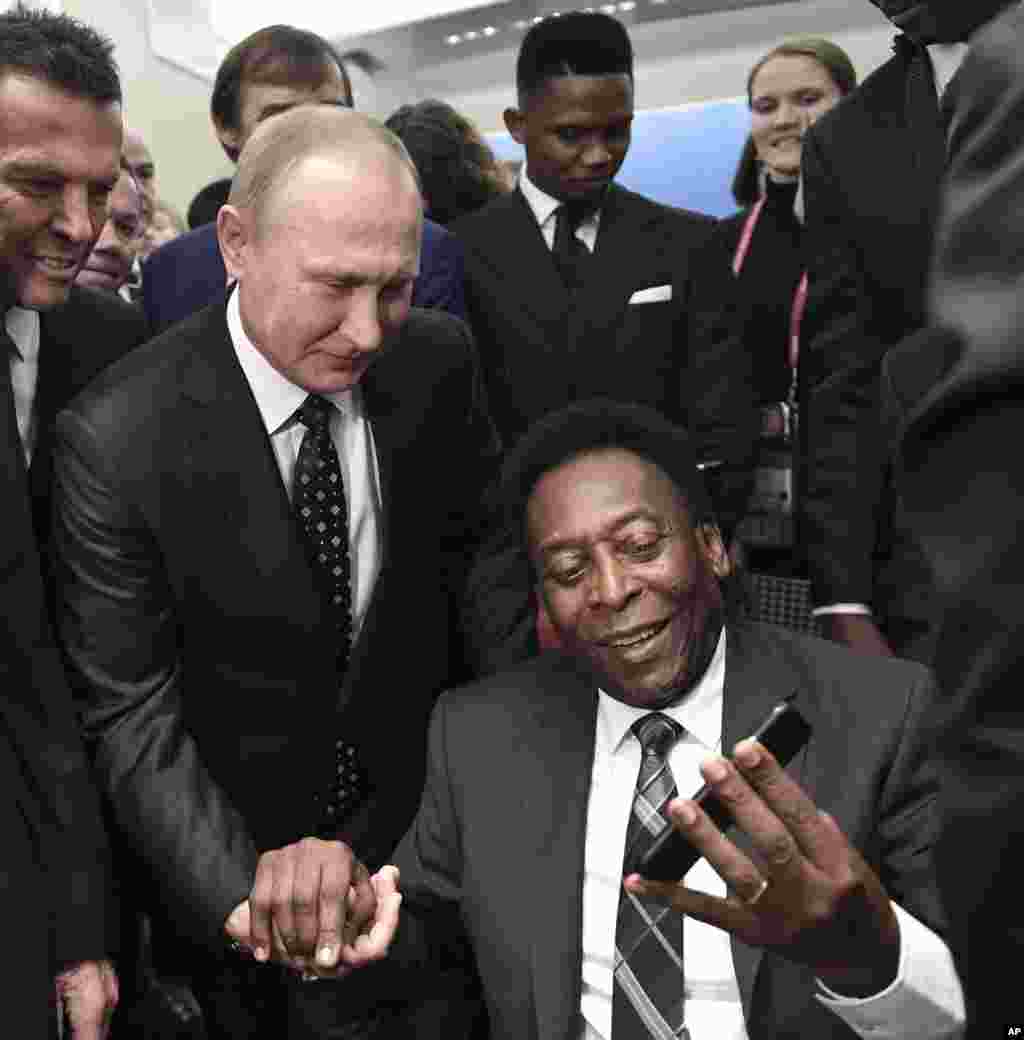 Ruski predsjednik Vladimir Putin u društvu Pelea prije žrijeba za Svjetsko prvenstvo 2018. u Rusiji, Moskva, 1. decembar 2017. Pele je u junu 2022. pozvao Putina da prekine rat u Ukrajini. &quot;Zaustavite invaziju. Nema apsolutno nikakvog opravdanja za ovo kontinuirano nasilje. Sreli smo se u prošlosti i rukovali, tada nisam mogao da zamislim da ćemo jednog dana biti podijeljeni kao sada. Moć da zaustavite ovaj sukob je u vašim rukama. U istim onim koje sam držao na našem posljednjem susretu u Moskvi 2017. godine&quot;, objavio je Pele na Instagram nalogu.