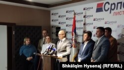 Kryetari i Listës Serbe, Goran Rakiq, gjatë konferencës për media në Mitrovicën e Veriut. 22 nëntor 2022.