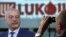 Назначеното от президента Румен Радев (вдясно) служебно правителство, водено от Гълъб Донев (вляво), разреши на "Лукойл" да изнася продукти от руски петрол още три месеца.