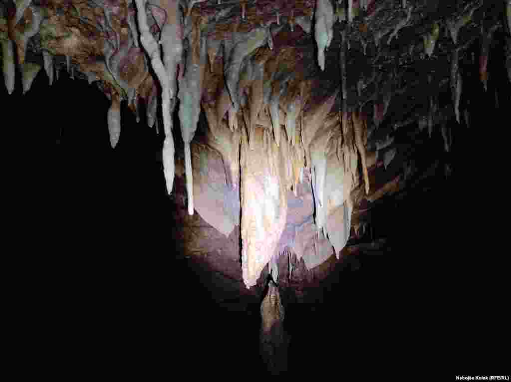 Visina pećine od dna do vrha iznosi između dva do tri metra, dok je visinska razlika u tom dijelu sedam metara.