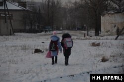 Деца от Букачача отиват към местното училище.