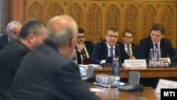 Matolcsy György, az MNB elnöke és Bánki Erik, a testület fideszes elnöke az Országgyűlés Gazdasági Bizottságának ülésén 2019. november 18-án