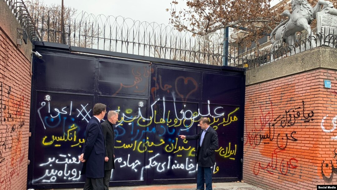 شعارنویسی روی دیوار سفارت بریتانیا در تهران