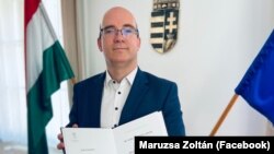 Maruzsa Zoltán 2022. május 25-én mutatja, hogy az új kormányban kinevezték a belügy köznevelésért felelős államtitkárának