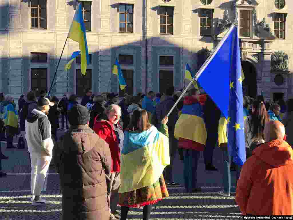 Прапори України і Європейського союзу на акції в Мюнхені