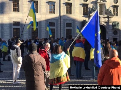 Прапори України і Європейського союзу на акції в Мюнхені