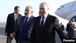 Armenia - Prime Minister Nikol Pashinian greets Russian President Vladimir Putin at Zvartnots airport in Yerevan, November 23, 2022.