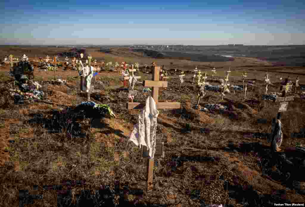 Noi morminte într-un cimitir de lângă Bahmut. Nici Ucraina și nici Rusia nu au spus oficial câte persoane au fost ucise în timpul luptelor pentru Bahmut.