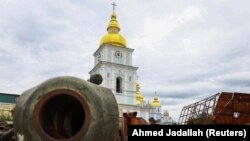 Дитина грається біля виставленої поблизу Михайлівського Золотоверхого монастиря у Києві спаленої ЗСУ російської військової техніки 