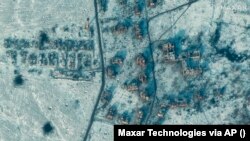 “Maxar Technologies” tarapyndan 11-nji ýanwarda ýaýradylan satellit suratlarynda birnäçe hepde bäri dowam edýän güýçli söweşlerde Soledaryň weýran bolandygyny görse bolýar.
