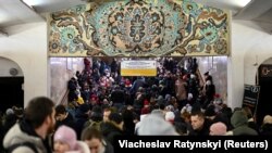 Tánc a föld alatt: a kijeviek metróállomásokra menekülnek a rakétacsapások elől