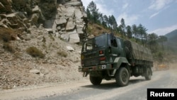 Vojni kamion Indije prolazi putem koji vodi ka kineskoj granici, sjeveroistočno područje indijske himalajske države Arunačal Pradeš (fotoarhiv).