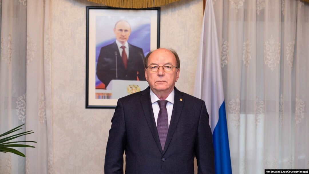 Ambasadorul Rusiei la Chișinău, Oleg Vasnețov, a fost convocat după ce în presă a fost publicată o investigație care arată că pe acoperișul misiunii diplomatice sunt instalate antene care ar colecta informații sensibile.