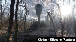Obuzier autopropulsat german Panzerhaubitze 2000 din dotarea Brigăzii 43 de artilerie grea camuflat în apropiere de Soledar, 11 ianuarie 2023. REUTERS/Clodagh Kilcoyne
