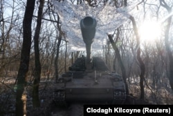 German howitzer Panzerhaubitze 2000 camouflaged by the Ukrainian army near Soledar.  Ukraine, January 11, 2023