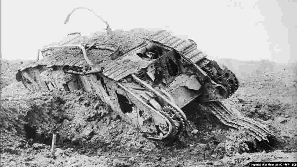 Британски танк, унищожен от пряк удар от артилерийски снаряд на неидентифицирано бойно поле от Първата световна война.