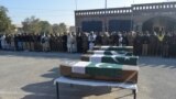 په لکي مروت کې پولیس او نورو امنیتي ادارو کارکوونکي د ۲۰۲۲ز کال په ډېسېمبر کې پر تاڼه په برید کې د وژل شویو سرتېرو جنازې مراسمو پر مهال.