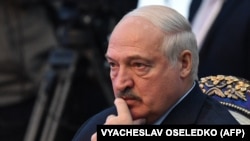 Autocratul Alexandr Lukașenko, fost șef de colhoz, se află neîntrerupt la putere din 1994. Opoziția și occidentul îl acuză că a fraudat masiv ultimele alegeri prezidențiale, care ar fi fost, de fapt, câștigate de Svetlana Țihanovskaia, obligată să părăsească țara.