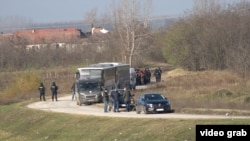 Policija ispraća izbjeglice i migrante od srbijanske granice s Mađarskom, 1. decembra 2022. (Ilustrativna fotografija)