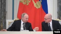 Russian President Vladimir Putin (left) and Sergei Kiriyenko (file photo)