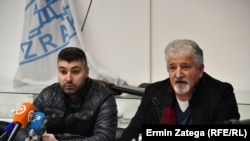 Emir Kominlija, predsjednik Sidikata Sarajevske fabrike Zrak, i Bajro Melez, Predsjednik Sidikata metalaca Federacije BiH, na konferenciji za medije 5. januara 2023. godine u Sarajevu.