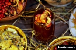 Uzvar, a typical Christmas beverage in Ukraine made with dried fruits and honey. (file photo)