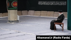 رهبر جمهوری اسلامی در یک مراسم عزاداری در دفترش در ۱۵ دی ۱۴۰۰، زمانی به دلیل کرونا از پذیرش دیگران در این مراسم خودداری می‌شد.