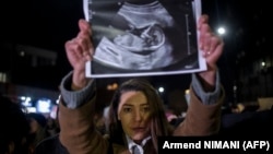 Krajem 2022. godine, ubistvo trudnice koje je počinio njen muž izazvalo je proteste na Kosovu. Skoro četiri godine kasnije, u avgustu ove godine, ubijena je još jedna trudnica, a ponovo je muž taj koji je osumnjičen za ubistvo.