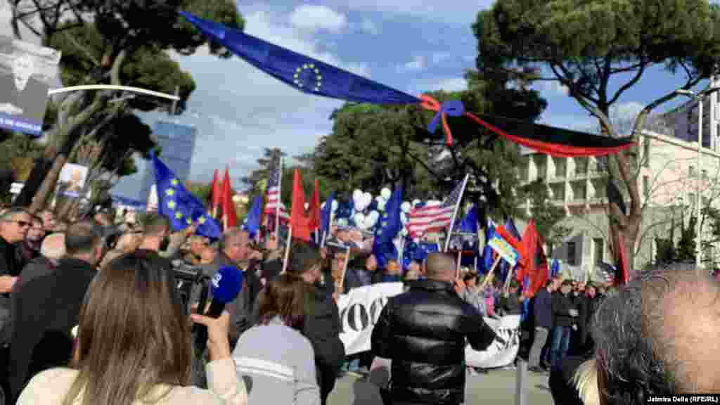  Protestuesit nga radhët e opozitës në Shqipëri duke marshuar në Tiranë derisa po mbahet samiti BE- Ballkani Perëndimor.