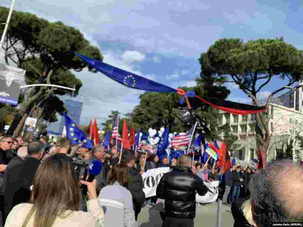 Demonstranti iz redova opozicije u Albaniji marširaju u Tirani dok se održava samit EU-Zapadni Balkan. &nbsp;