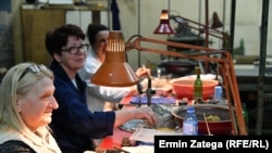 Zaposlenice Sarajevske fabrike namjenske industrije "Zrak" režu staklena sočiva za optičke uređaje vojne i civilne namjene. 5. januar 2023. 