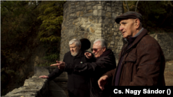 A három láthatatlan: Lux Antal (b), Tésenyi Ferenc (k) és Farkas József (j) a film forgatásán a Mecsek-kapunál