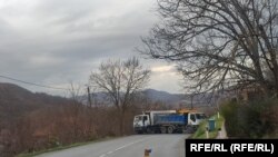 Dva kamiona blokiraju prolaz putem kod Rudara, 10. decembra 2022.