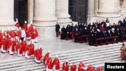 Bíborosok az emeritus pápa temetésén a Vatikánban 2023. január 5-én