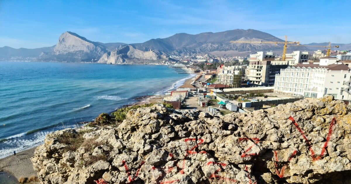 В миналото е бил известен с красивите си плажове. От