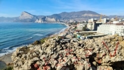 Валун на мисі Алчак, на якому написали букви «Z» і «V» – символи повномасштабної агресії Росії проти України. Окупований Крим