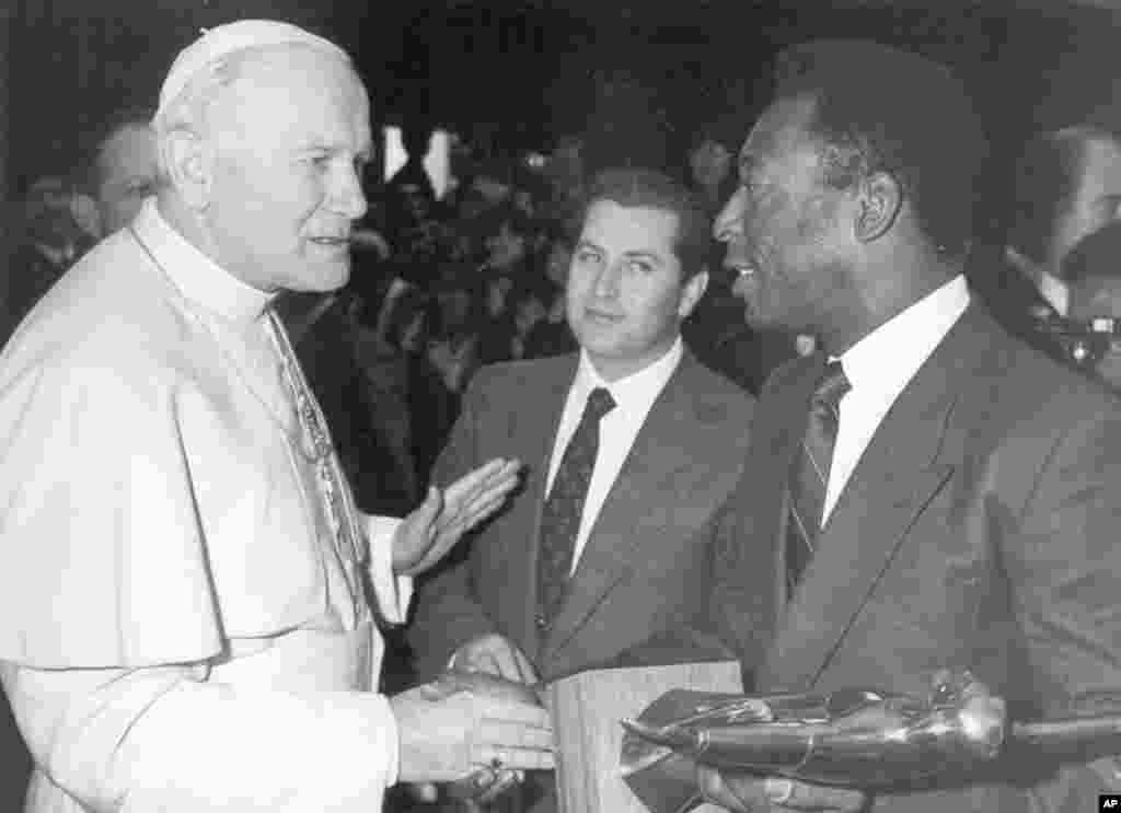 Рим папасы Иоанн Павел II Пеле менен кол алышып учурашып жаткан учуру. Ватикан.&nbsp;18-март, 1987-жыл.